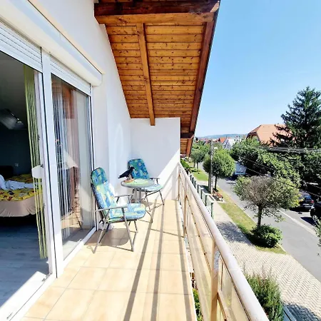 Lägenhet Kiwi Apartmanhaz *